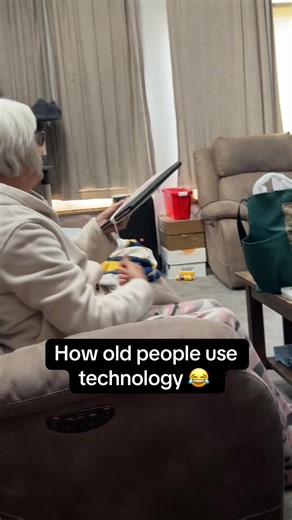 How old people use technology.. 😆 #oldpeople #boomers #techtok