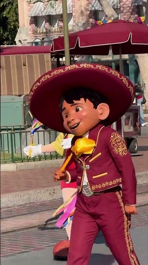 "Disney Characters" #coco #disneyland #pinocchio #disneycharacters #parade #AliceinWonderland