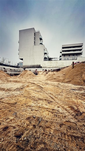 od roku zapach betonu o poranku, surowa faktura ścianki szczelinowej, setki detali, model BIM i cyfrowa budowa, Nowe Żerniki to Kosmos, raczej mikrokosmos Szlachcic Architekci Marvipol ALSTAL | Dorota Szlachcic