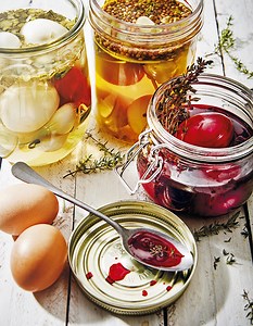 Pickles d’oeufs à la moutarde, aux oignons nouveaux et à la betterave  pour 8 personnes - Recettes - Elle à Table