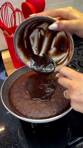 No Oven, No Hassle: Strawberry Chocolate Pan Cake 🍓✨