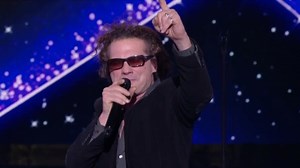 "Ma femme traverse aussi cette épreuve" : l'ex-prof de la Star Academy Christophe Pinna atteint d'un cancer, Pascal de la saison 5 fait une triste révélation en direct - Télé 2 Semaines