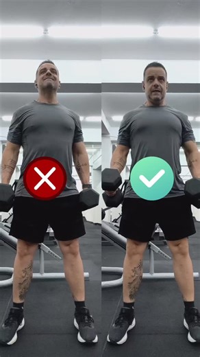 Especialista em emagrecer homens 30+ | Consultoria on-line on Instagram: "💪🏻 Rosca alternada: bíceps ou ego?💪🏻 👉🏻 À direita, rosca alternada em pé com cadência, sem balanço de corpo e com tensão contínua no bíceps. 👉🏻 À esquerda, o mesmo exercício usando trapézio para ajudar (indicação da setinha). Isso acontece quando há exagero na carga. 🏋🏻 Mais peso não significa mais resultado. Quando o trapézio entra em cena, o bíceps sai do foco e o estímulo cai. Técnica, controle e tensão são pr