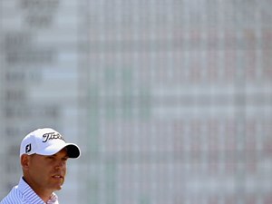 Bill Haas cuts brother loose, now leads Masters