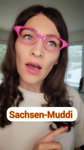 Sachsen Muddi on Instagram: "Die Sachsen-Muddi Teil 1 Es wurde Zeit für einen neuen Charakter. Damit möchte ich Euch zu zeigen, dass wir Sachsen auch in Fragen "Erziehung" ganz vorn mit dabei sind. 😃 Wer hat die Worte "Gelumbe" und "diggschn" auch zu oft in seiner Kindheit gehört und was sagen denn die Dialekt-Ausländer dieser Gruppe in ihrer Heimat dazu?? Gibt es ein sächsisches Wort aus Eurer Kindheit, welches unbedingt ein eigenes Video verdient? Dann her damit! . . . #sächsischisgeil #sprac