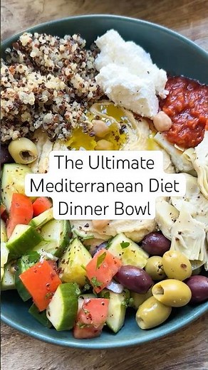 Ultimate Mediterranean Diet Dinner Bowl (with Quinoa and Hummus!) #mediterraneanfood