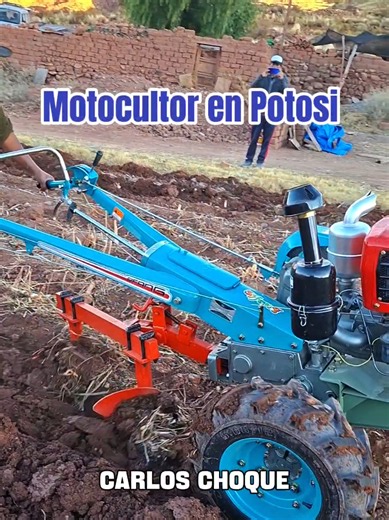 Motocultor y arado de 2 vertederas en Totora, Potosí: trabajo de Don Juan Carlos