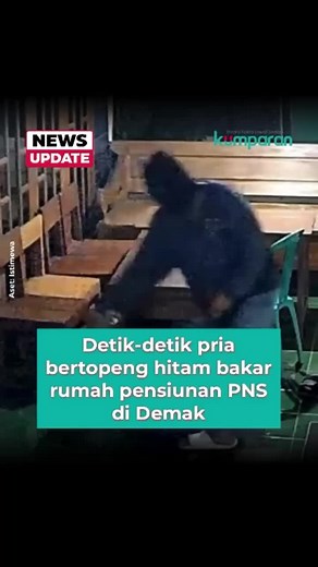 Rumah milik seorang pensiunan PNS bernama Sudarko (50) di Desa Tlogorejo, Kecamatan Karangawen, Kabupaten Demak, Jawa Tengah, dibakar orang tak dikenal (OTK) pada Selasa (2/6) sekitar pukul 23.48 WIB. Dalam rekaman CCTV yang diterima kumparan, tampak seorang pria mengenakan penutup wajah (sebo). Pelaku kemudian menyiramkan cairan ke teras rumah korban. Pria itu lalu menyulutnya dengan korek api dan api langsung menyambar teras rumah tersebut. Setelah itu, pelaku kemudian melarikan diri. Kapolsek