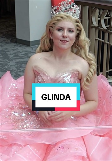 Stunning Glinda the Good Witch Cosplay from Wicked