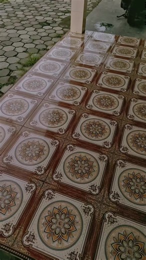 Kadang aku berdiri lama cuma buat mikir: siapa yang duluan ada di sini? Candinya… atau rumah-rumah yang sekarang merapat di sekelilingnya? Rasanya kayak melihat dua zaman saling sapa—yang satu sudah ribuan tahun berdiri, yang satu tumbuh pelan-pelan sampai akhirnya jadi kampung yang akrab dan riuh. Yang jelas, candi ini tetap dipugar dan dirawat, berdiri tenang di tengah permukiman seolah bilang, “aku masih di sini, jangan lupa cerita lamamu.” Dan jujur aja, pemandangannya bikin tercengang. Seja