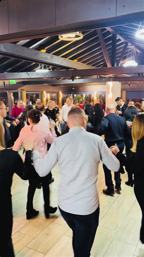 Atmosferă de poveste la Han! ✨🎉 La noi, petrecerile sunt UNICE, cu multă distracție, muzică pe sufletul tuturor și voie bună cât cuprinde! 🎶🥂💃 Vă așteptăm să petrecem împreună! 🤍🔥 ☎️0740086870