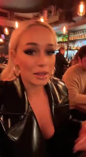 Yeux rouges de Macron : Une satire hilarante et politique