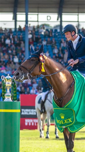 CHIO Aachen on Instagram: "Dieser Moment ist einfach legendär! 🏆😂 Könnt ihr euch noch daran erinnern, als Killer Queen vor fünf Jahren die @rolex Grand Slam-Trophäe umgeworfen hat? 🫣 Die Erfolgsstute gewann 2021 gemeinsam mit @danieldeusserofficial den Rolex Grand Prix in Aachen und hatte es bei der Siegerehrung direkt auf die renommierte Trophäe abgesehen. 👀 Wer wird beim TSCHIO 2026 den Rolex Grand Prix gewinnen und dem Traum vom @rolex_grand_slam einen Schritt näher kommen? 🐎 Wir können