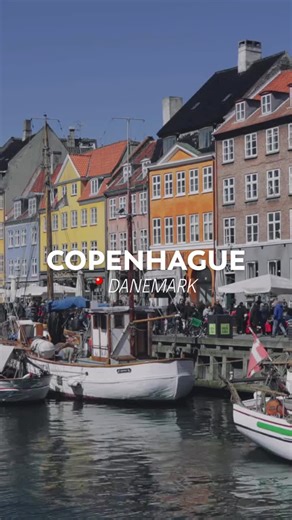 🇩🇰 Partez à la découverte de Copenhague, une capitale créative, apaisante et résolument moderne ! Entre design iconique, douceur de vivre nordique et esprit écoresponsable, la capitale danoise a mille façons de séduire. 🚲 Parcourez la ville à vélo, 🏰 Admirez le charme coloré de Nyhavn et ses maisons emblématiques, 👑 Découvrez les palais royaux et l’histoire danoise, 🌊 Profitez de l’air marin sur les quais ou dans les nombreux parcs urbains, 🍽️ Savourez une cuisine inventive, du smørrebrød
