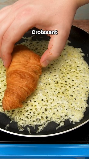 BREAKFAST CROISSANT 🍳🥐 🧀 Sprinkle a generous handful of grated cheddar into a frying pan and let it melt ✨ Once the edges start to crisp up add a toaster croissant to the cheese & let cook for 2-3mins. 😍 Take out if the pan and flip so the cheese is facing up. Add ketchup, cooked bacon and a fried egg. Close the croissant and enjoy! | Planet Food