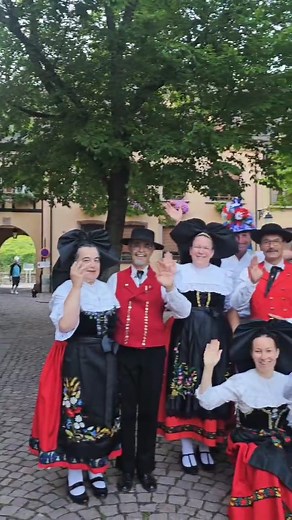 Tradition et folklore à Kaysersberg. Revivez un spectacle de danses folkloriques ce lundi 21 août à 20h sur la place de la Mairie à Kaysersberg. #visitKB #Kaysersberg #tradition #folklore #alsace #visitalsace #spectacle #danses #alsacetourisme | La Vallée de Kaysersberg