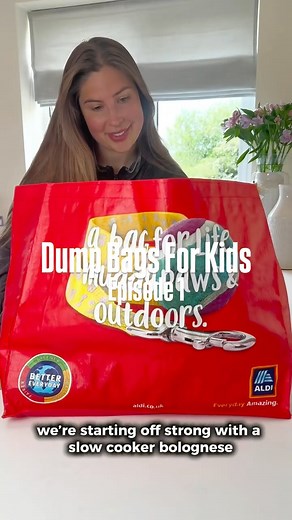 Molly Cunningham | Nutritionist on Instagram: "Episode 1 of Dump Bags For Kids 👦🏼🧒🏽🩷🌱🥔🥕 Healthy and prepable recipes made by a nutritionist for your little ones and the whole family!🎉 For the first batch of recipes, I’ve gone with slow cooker as it is way too hot to be cooking at the moment so why not let the slow cooker do it for you! These take 1 hour to prep, you just keep the bags in the freezer and defrost in the fridge overnight to put in the slow cooker in the morning 🥰 All the 