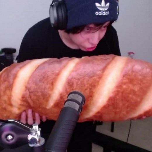 Quackity Eating Huge Bread | Clips and Moments Compilation