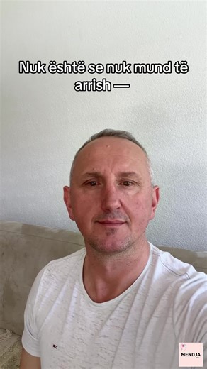 Nuk është se nuk mund të arrish — është që mendja jote e ka vendos fundin deshtues para se ti me fillu. Kur njeriu nuk ka vetëbesim, zakonisht ka frikë nga dështimi (truri të mbron duke të ndalur para se të provosh), besime të vjetra negative si “s’jam i mjaftueshëm” apo nuk mundem asgje dhe përvoja që te kanë mësu me u dorëzu herët. Prandaj ndodh kështu: e fillon diçka → truri aktivizon dyshimin → humb energjinë → ndalesh → dhe në fund e vërteton vetë bindjen që “kot e bona”. Apo siq thon e kom