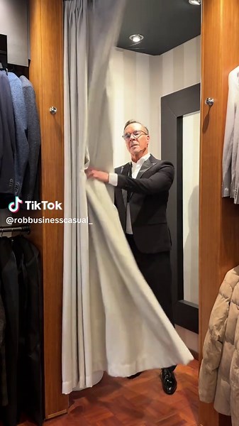 Het is weer de tijd van het jaar✨ Je kan er maar op tijd bij zijn met deze prachtige smoking voor jouw feest of event🕴🏼 #mensfashion #smoking #timeoftheyear