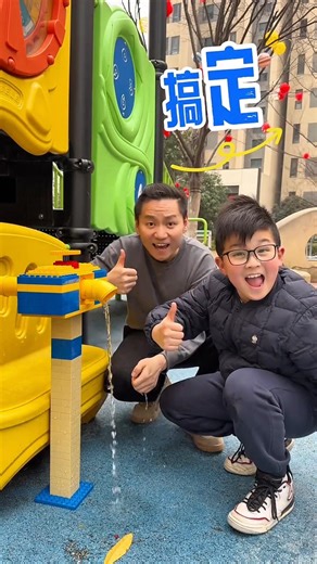 The waterwheel successfully drew water; quickly wash your hands. #parentchild #usa #lego