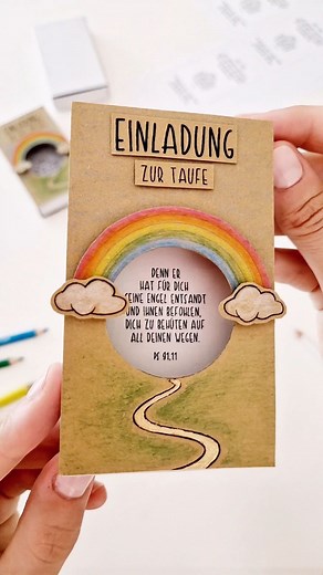 Samuela Heil on Instagram: "Stand schon ewig auf meiner Liste und endlich hab ich die Idee mal umgesetzt: eine 🌈 Einladung zur Taufe oder auch zur Kommunion. Von außen betrachtet umrahmt der Regenbogen den Bibelvers (diesen hier finde ich einfach den schönsten zur Taufe 👼🏻🌈💕) und beim Öffnen der Schachtel kommen die genauen Infos zum Vorschein und im Rahmen erscheint der Name des Kinds 🥰✨️ Die fertige Druckvorlage findet ihr wieder in meinen Highlights unter Einladungen ✨️ #taufe #einladun