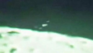 16 de Setiembre , 2022 Nave Nodriza en la Luna Se capta una gran nave alunizando aparentemente hacia el otro lado del horizonte, en el lado oscuro de la luna. En otras ocaciones hemos mostrado diferentes fotografías donde se muestran bases lunares incluso naves q ingresan dentro del mismo satélite y salen de éste. Esta ves se aprecia cómo navega con curso y trayectoria, e incluso es acompañado o escoltado por otras más chicas. Se adjunta el Video Original | Más sobre Alienigenas y Exopolitica