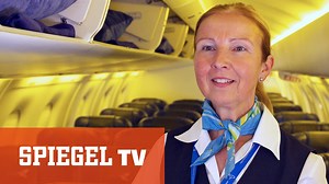 Die meisten Urlauber erreichen Sylt mit dem Zug über den Hindenburgdamm oder einer Fähre. Doch auf der Insel gibt es auch einen Flughafen. Selbst die Crews großer Fluglinien kommen gerne nach Westerland und schätzen die familiäre Atmosphäre auf dem kleinen, aber feinen Inselflughafen. (17.03.2019) | SPIEGEL.TV