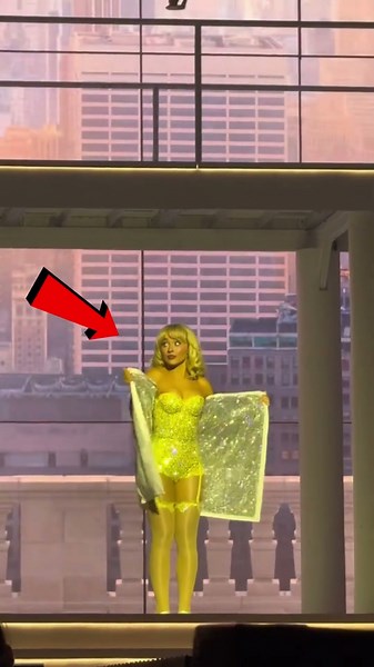 This lucky fan matched her dress with Sabrina Carpenter😱