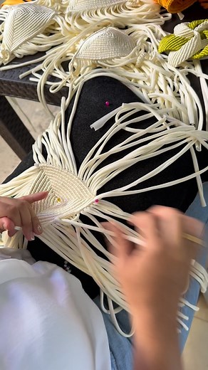 Tejiendo en el taller de @artesanias.ambar 🐚bikinis en macrame 👙🧶🌸 | Artesanias ámbar
