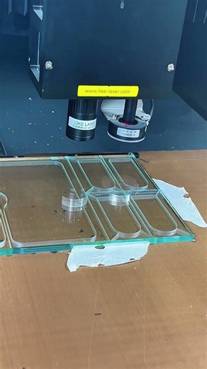 Picosecond laser cutting glass - fast speed and smooth edges.#laser #glass #mirror #cut #picosecond