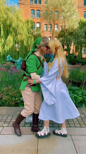 Cosplay Video: Zelda and Link at MCM London - Ocarina of Time