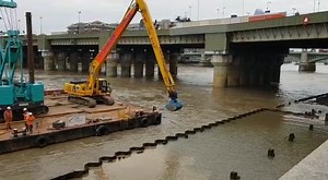 2.7K views · 60 reactions | In places along the river the erosion has got so bad it’s starting to undermine the river wall. It seems there’s som long overdue repair work going on at Cannon Street Bridge at the moment. Thanks for sending this in Dan! #LondonMudlark #mudlark #mudlarking | London Mudlark: Lara Maiklem Mudlarking | Facebook