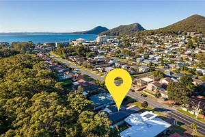 The Bay House, 48 Government Road Shoal Bay– 5 bedroom holiday home with Wi-Fi & Foxtel - Nelson Bay Accommodation