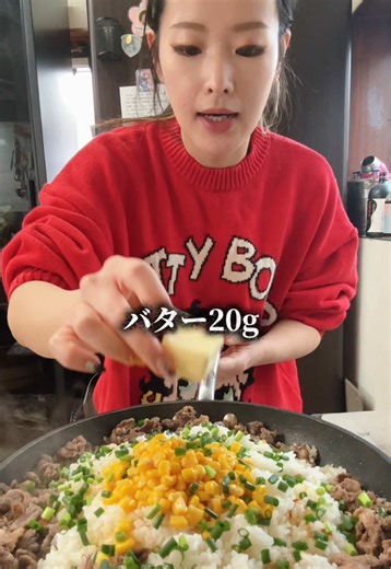 〜パスタの素で時短絶品！ガーリックライス〜 ⁡ ✨材料4.5人分✨ ⁡ 牛肉 300g〜400g ペペロンチーノの素 1袋 （どの商品でも美味しいと思います！） ご飯 お茶碗3､4杯 ネギ 好きなだけ コーン 1缶 バター 20g ⁡ ★酒、醤油、みりん 大さじ3 ⁡ ①牛肉に★を混ぜ合わせる ※5分程度でOK🙆‍♀️ ⁡ ②ネギを切っておく ⁡ ③フライパンに油を少し引き①の牛肉の色が変わるまで炒める ⁡ ④牛肉の色が変わったら牛肉を隅に寄せ真ん中を開けておく ⁡ ⑤開けたスペースにご飯を入れる ⁡ ⑥その上にペペロンチーノの素をかける ⁡ ⑦コーン、ネギも置いてバターも置いて付属のトッピングもかける ⁡ ⑧最後に全部炒めて完成！ ⁡ あっという間に完成する ビーフガーリックライス♪ 休日のランチや夜ご飯におすすめです✨✨ 辛くはないのでお子さんも食べやすいかと 思います☺️🩷 是非作ってみてください♪ #料理 #おすすめ #cooking #簡単レシピ #おうちごはん