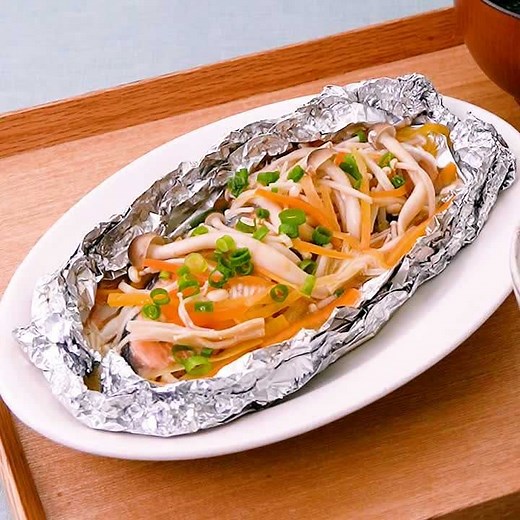 手軽に作れる♪ 塩鮭のホイル焼きのレシピ動画・作り方 | デリッシュキッチン