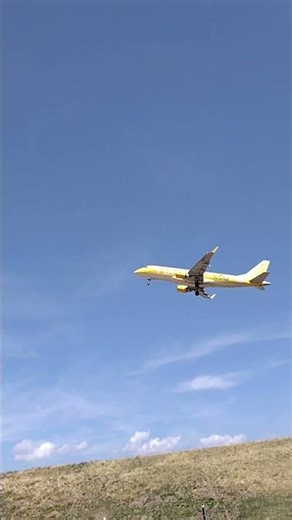 Airplane flying in the sky #飛行機 #離陸 #空港 #Airplane #空 #空 #旅 #sky #shorts