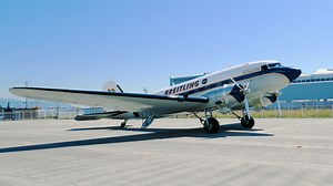 The famous machine "DC-3" flew to Japan and participated in the experience flight of "Breitling DC-3 World Tour"