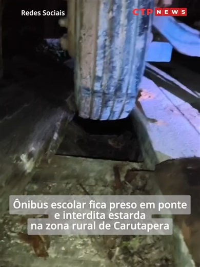 Um ônibus de transporte escolar ficou preso em uma ponte na zona rural de Carutapera na noite desta quarta-feira (22), após um dos pneus ficar preso em um buraco na estrutura. O veículo, que retornava sem alunos após trajeto até o povoado Manaus, chegou a interditar a estrada até por volta das 21h20.A interdição afetou moradores e estudantes do povoado São Lourenço, que não conseguiram passar e precisaram seguir a pé para as aulas no turno noturno. O ônibus foi retirado do local com a ajuda de p