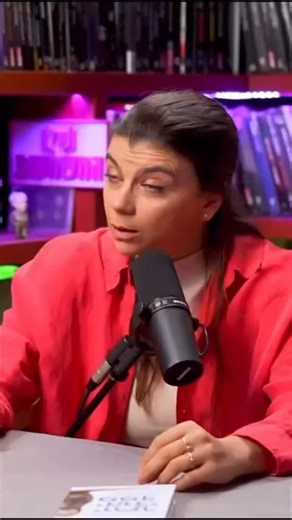 כשראש המוסד הבא לא ידע את ההמנון, הוא הבין שהוא בבעיה. המזכיר הצבאי של ראש הממשלה, אלוף רומן גופמן, ייכנס ביוני הקרוב לתפקיד ראש המוסד הבא. אבל הרבה לפני שהיה למזכיר הצבאי של ראש הממשלה, או כמפקד חטיבה 7 בשיריון שעמד מול הרמטכ"ל ודרש שיפעילו את כוחות היבשה במלחמה, היה צוער בבה"ד 1 שרצה להשתלב באתוס הישראלי. "פתאום, בשירת התקווה, הוא קולט שהוא לא יודע את המילים", מספרת אלקס ריף. זה הוביל אותי לשינוי, להבין מאיפה הוא בא. למרות שהוא לא חובה כיפה, הוא הולך ללמוד במכינת עלי. שם הוא גם פוגש את בחירת ל