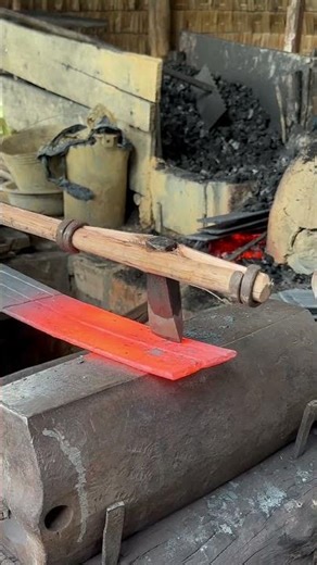 Fast Way to Split a Steel Leaf Spring Without Modern Machines #forging #metalworking #steel