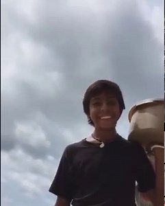 1.7M views · 53K reactions | #Mercadólogo Políglota. Francisco Origuela es un adolecente de 15 años de Acapulco que vende empanadas en diferentes idiomas, como inglés, francés, alemán, ruso, portugés y otros. Además es un excelente vendedor de sus productos los cuales ofrece a los turista en ese puerto. | Masmusic 90.9fm | Facebook