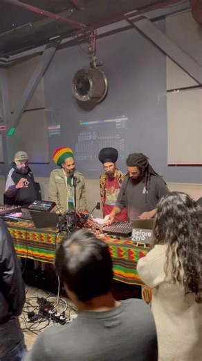 90 second run through of a 90 minute workshop // a truly joyful constellation of attentive, warm, curious, and courageous souls that braved stormy weather to spend a Thursday afternoon with us learning about the art of live dub mixing before the launch party in the evening. Giving thanks to @simply_rockers_sound_system for giving us the platform to share with the Lisboa family. More detailed videos to follow in due course. For now just love and gratitude for all the energy and love Lisboa shared