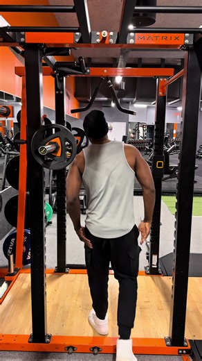 Si vous débutez en musculation et souhaitez pratiquer le squat, il est tout à fait normal d’avoir une appréhension à descendre, par crainte de rester coincé sous la barre. Pour vous entraîner en toute sécurité, vous pouvez utiliser les barres de sécurité. Elles vous permettront de progresser sereinement tout en améliorant votre technique. Descendez progressivement, à votre rythme, en gagnant en confiance et en maîtrise. Avec le temps, vous développerez un squat solide et adapté à vos objectifs #