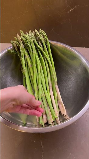 Uova asparagi e speck in padella