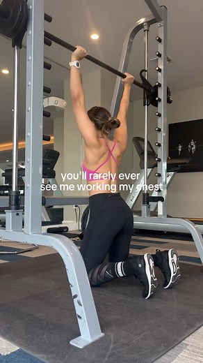 Riti Vats on Instagram: "my dream body doesn’t really include a strong chest 😬 yeah i said it. i don’t doubt the importance of training chest so to all my chest lifting girlies, keep crushing it! personally, i just don’t do chest specific exercises and instead do exercises that *incorporate* the chest (ie. push ups, pullovers, etc) so im still working it, without working it if you know what i mean 😜 (dont come at me, its my journey. 🙃) #workoutoftheday #gymlife #gymmotivation #fitnessgirl #gy