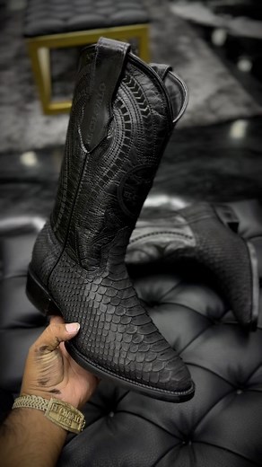 3.4K views · 56 reactions | Bota oval Python negro nobuck chulada de botas solo SOBREPEDIDOcontáctame Paola Méndez asesora de ventas del chavalo boots +52-477-113-6226 ✅鸞https://wa.link/hb6f4z | El Chavalo boots | Facebook