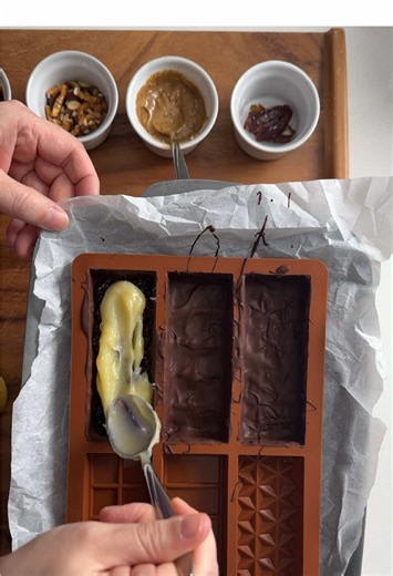 This was my first time making chocolate bars and they were so much fun to make and eat. Pretend you didn’t see the bottom part 😊 Nut Butter Date Bar Caramel, Pretzel, and Nuts Bar Blueberry Lemon Curd Bar #darkchocolate #homemade #chocolate