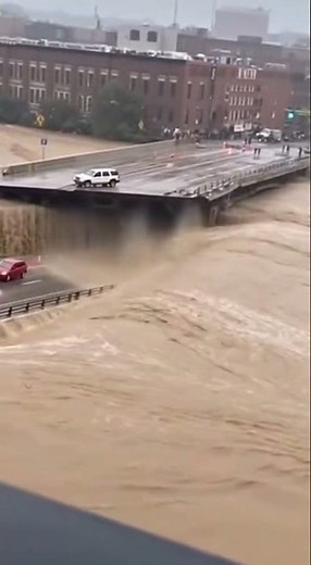 BRIDGE COLLAPSED BEFORE MY EYES! Flood in the City #omg #shorts #viral