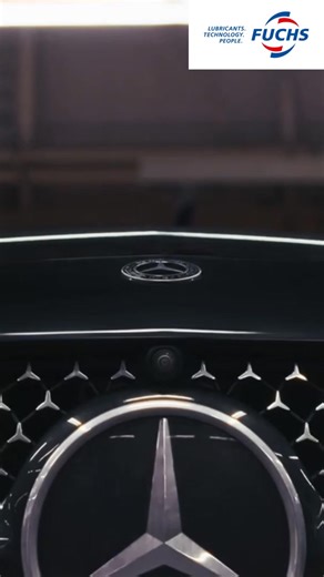 Keď sa globálny priekopník v oblasti mazív spojí s kráľovnou automobilového sveta, vznikne niečo výnimočné ✨ FUCHS a Mercedes: dvaja technologickí lídri, ktorí na strategickej úrovni 🤝 spájajú sily, aby prostredníctvom inovácií a udržateľnosti stanovili nové štandardy dokonalosti v automobilovom priemysle. | FUCHS Oil Slovensko